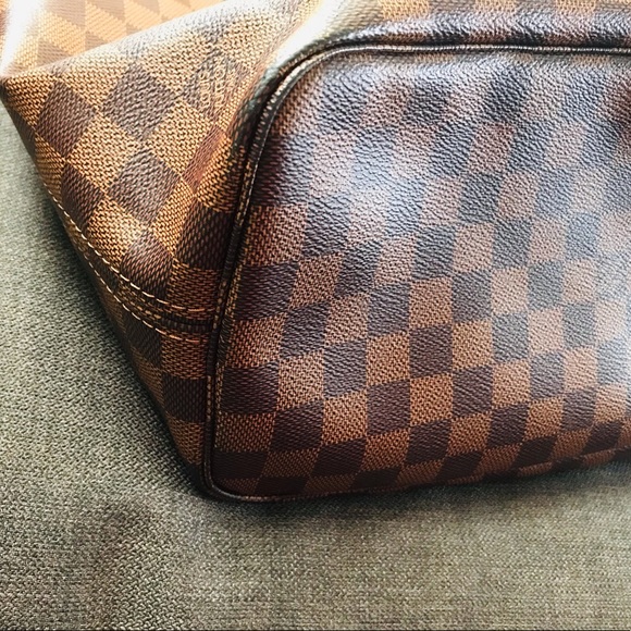 Authentic Louis Vuitton MM in Damier Canvas - Picture 4 of 9